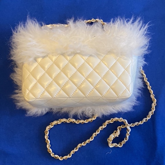 New Chanel white fur bag - Picture 2 of 3